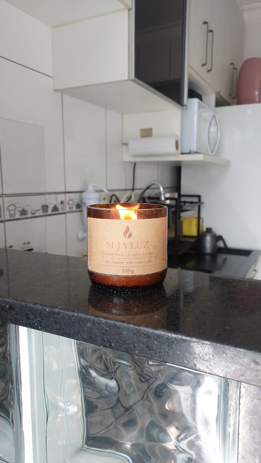 Vela aromática acesa